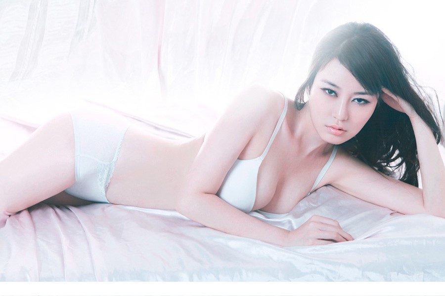 白嫩美少女床上诱人美胸照片