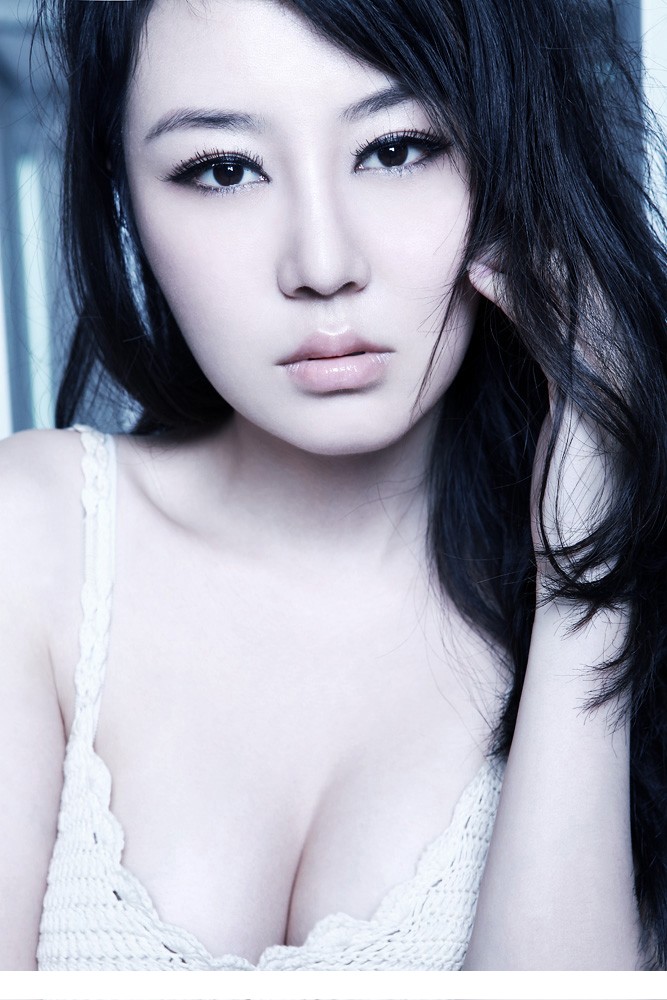 白嫩美少女床上诱人美胸照片
