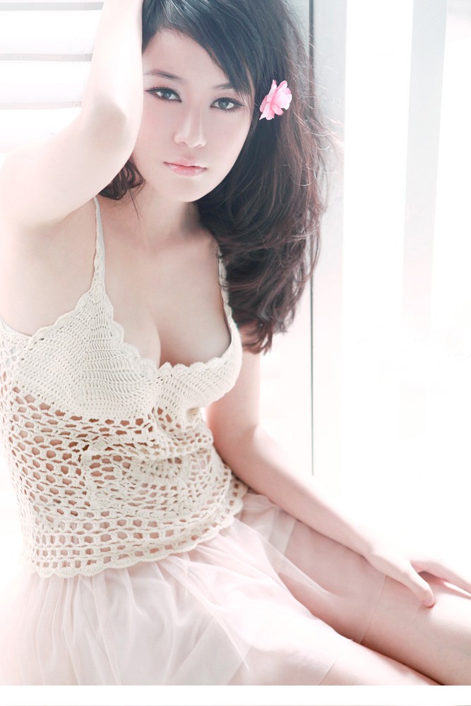 白嫩美少女床上诱人美胸照片