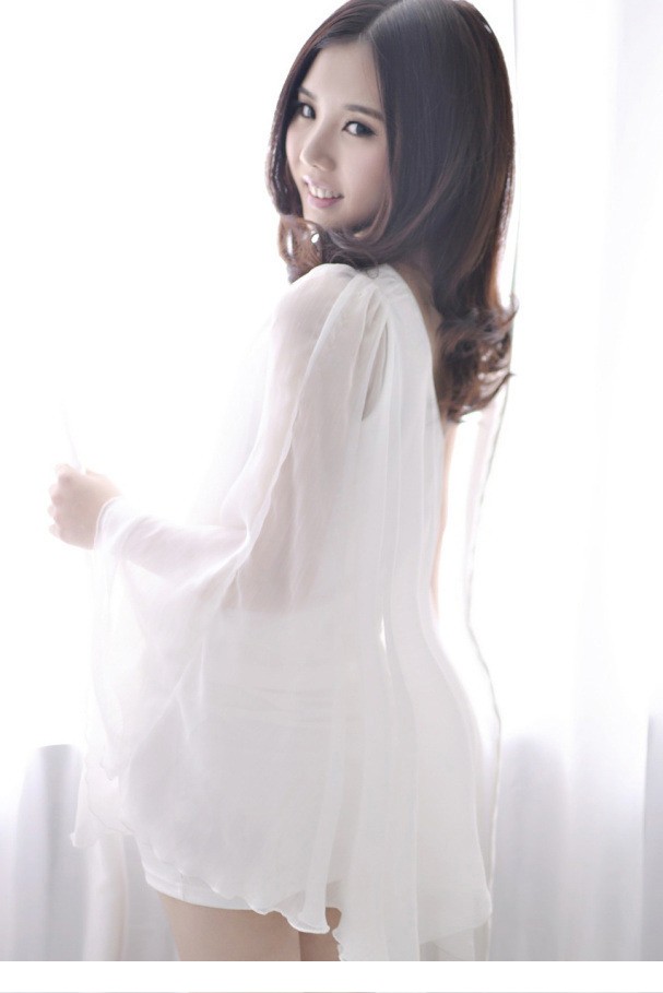 曼妙白纱遮体超甜美女孩迷人写真