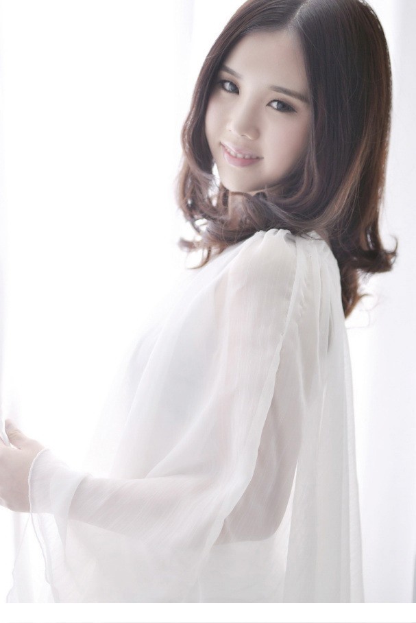 曼妙白纱遮体超甜美女孩迷人写真