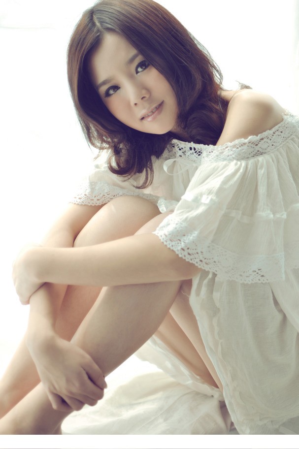 曼妙白纱遮体超甜美女孩迷人写真