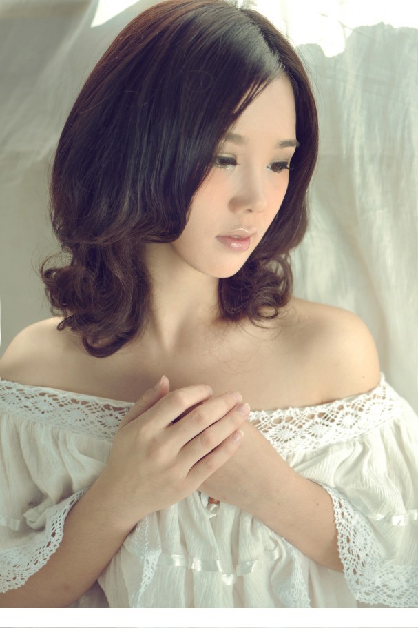 曼妙白纱遮体超甜美女孩迷人写真