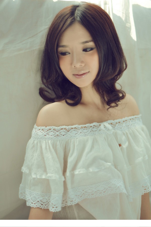 曼妙白纱遮体超甜美女孩迷人写真