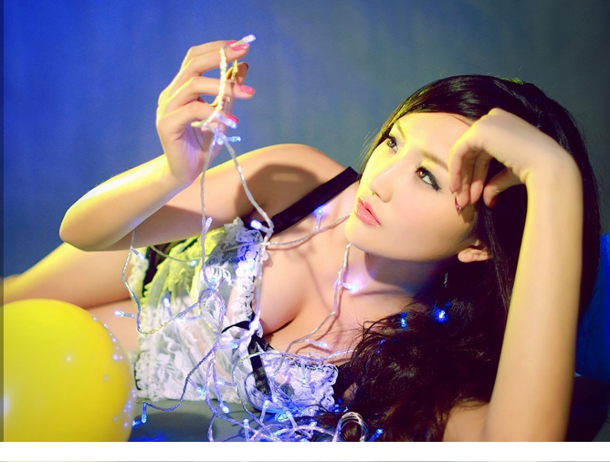 美与色-纯美女子乳沟迷人