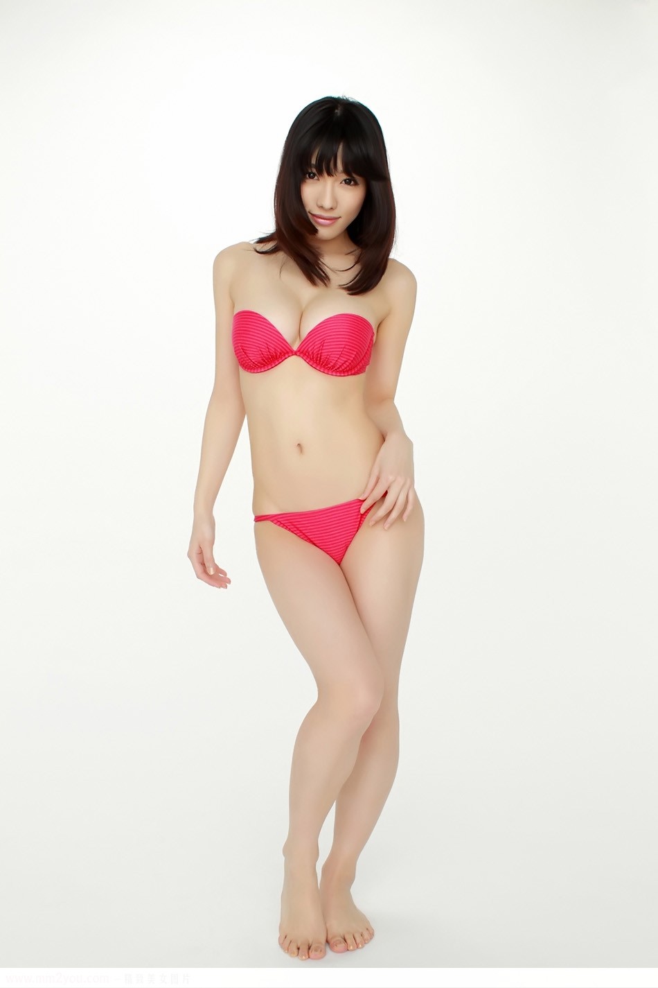 性感丰唇大胸美女红色内衣摄影图