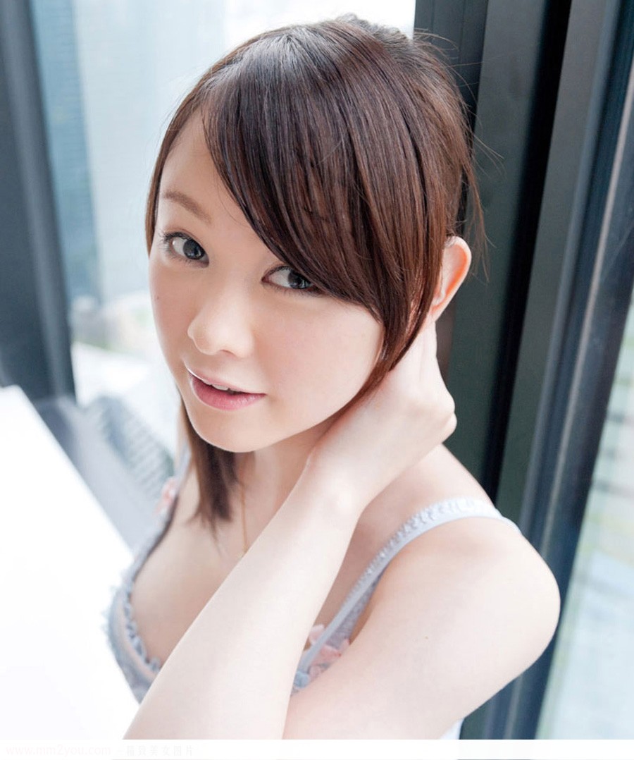 养眼美少女私房酥胸迷人写真