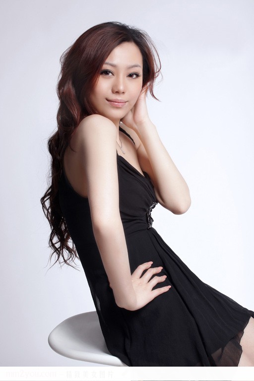 躺在床上的性感美少妇乳沟迷人