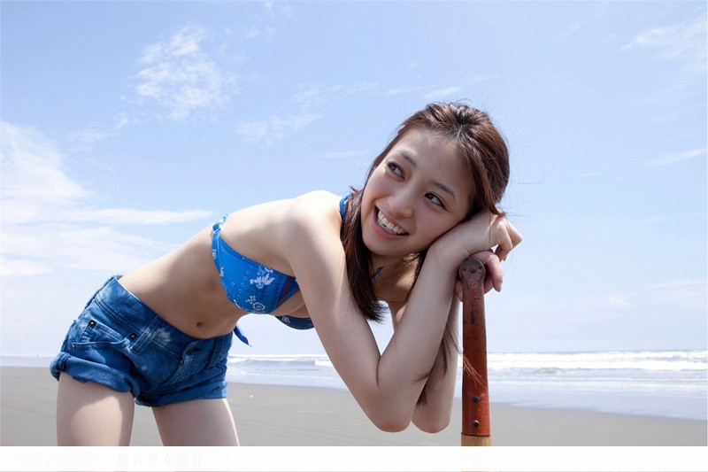 清凉可爱的比基尼美女甜美笑容